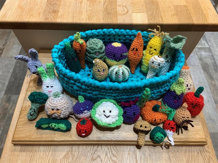 Here's a fundraising campaign that will appeal to so many of us yarny types. On every evening of the first 4 weeks of lockdown Sarah Weir has designed and crocheted a vegetable. Now she is raffling them in aid of foodbank charity the Trussel Trust.
justgiving.com/fundraising/cr…