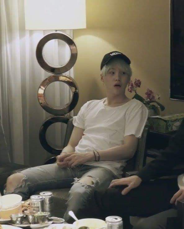 yoongi PAIRING IT WITH A CAP IS GIVING ME A HEART ATTACK