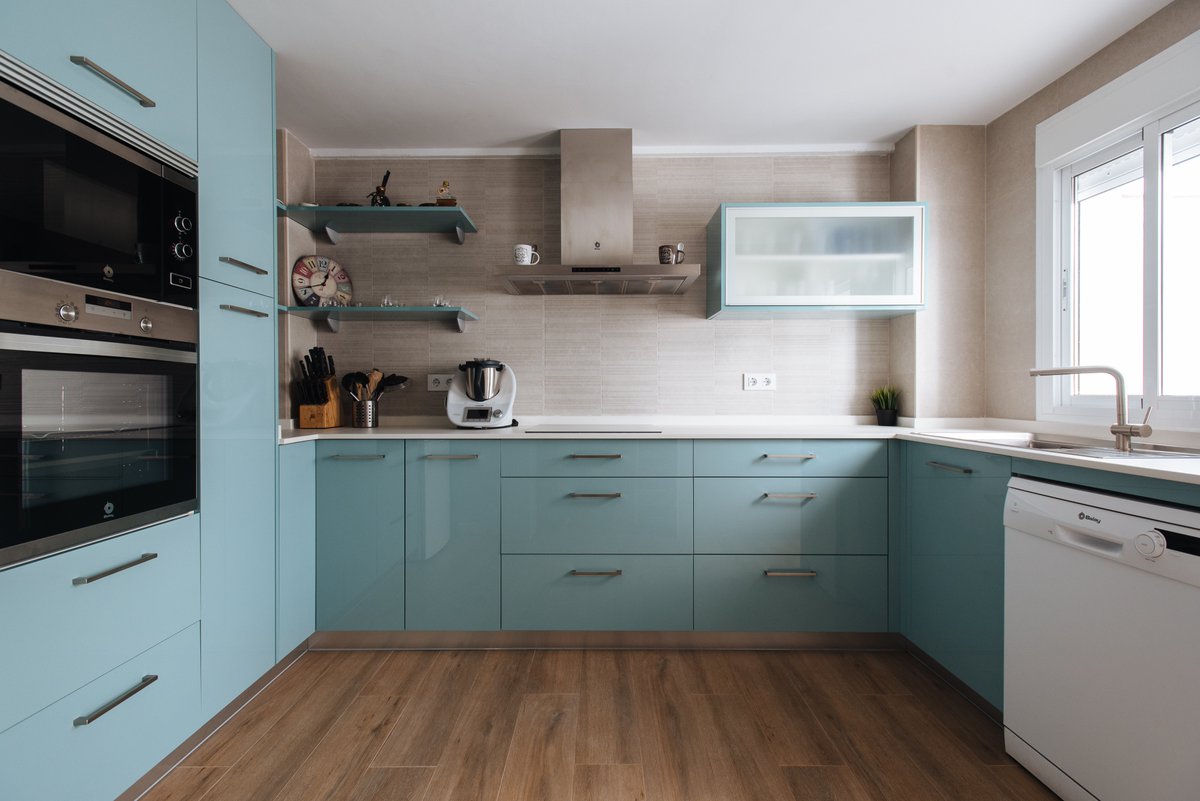 CocinasNogales's tweet photo. Hoy compartimos con vosotros este precioso trabajo en color agua marina brillo que terminamos en la zona de Sevilla Este. Un color original que nos permite crear un espacio diferenciador. ¿Qué te parece? #cocinas #hogar #muebles https://t.co/mLcRk2M4dj https://t.co/aH4FWhhzmy