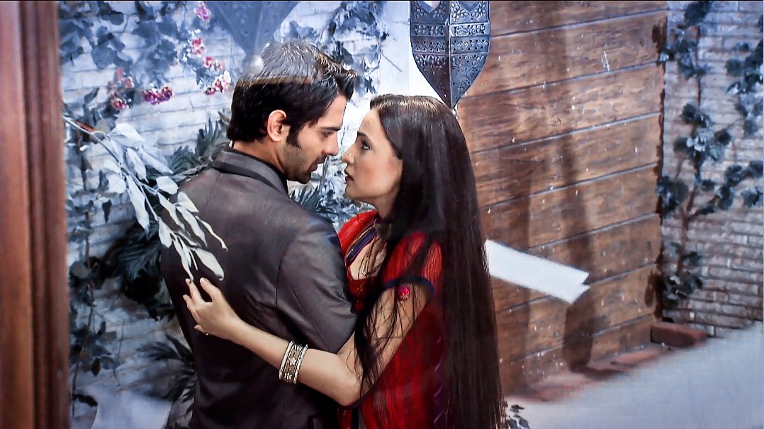 When Khushi slipped and Arnav saved  #SanayaIrani  #BarunSobti  #IPKKND  #Arshi