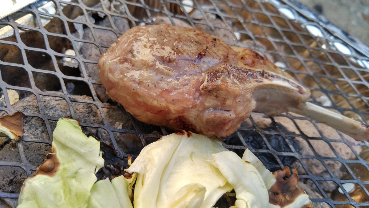 かっとん On Twitter ちなみにコレ 分解出来ないんですが 中のは炭では無くて多分 豆炭 一酸化炭素が出ると思うので必ず野外で 不燃素材のベランダなら出来ると思いますが 着火の初期は煙り出ます マンションでも出来るカナ みなもヤるとイイ