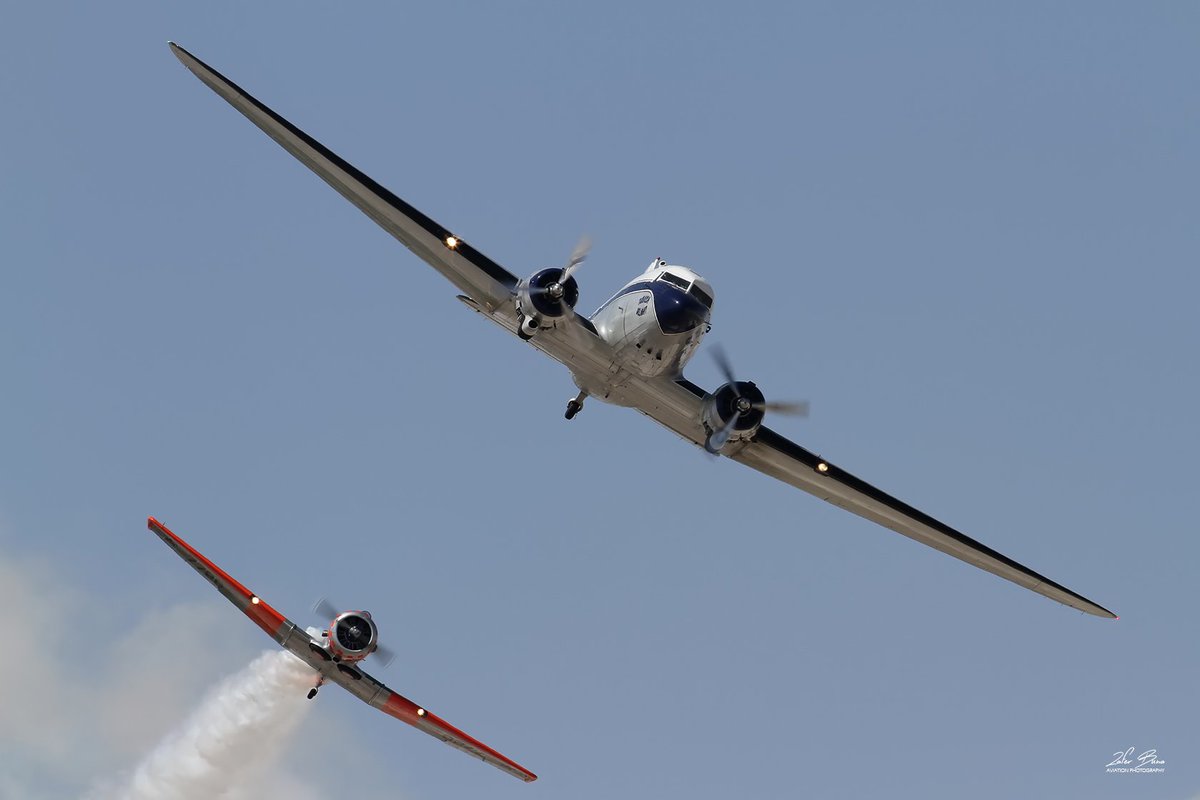 zaferbuna's tweet image. Sivrihisar Havacılık Merkezi envanterindeki DC-3 ve T-6 Texan 

#DC3 #T6Texan #SivrihisarHavacılıkMerkezi #aviation