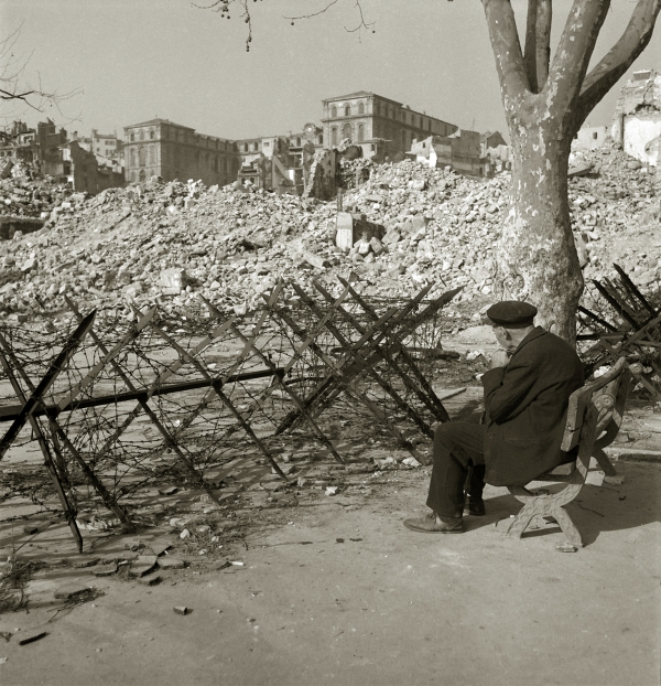 lamarsweb's tweet image. [#Longformat #Photos] le Vieux-Marseille, ce champ de ruines, mars 1943📸

📖La Marseillaise vous emmène redécouvrir un épisode tragique de la seconde guerre à #Marseille, grâce à de nouveaux clichés inédits d'André Zucca pris en mars 1943 ▶️bit.ly/3cV9hmZ