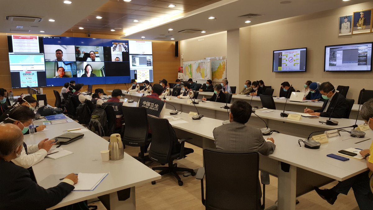 LinHao_SEAsia's tweet photo. Medical Consultant Expert Team from China to #Malaysia having discussions on #COVID19 with local counterparts in Kuching, #Sawarak https://t.co/L3459QXWEj