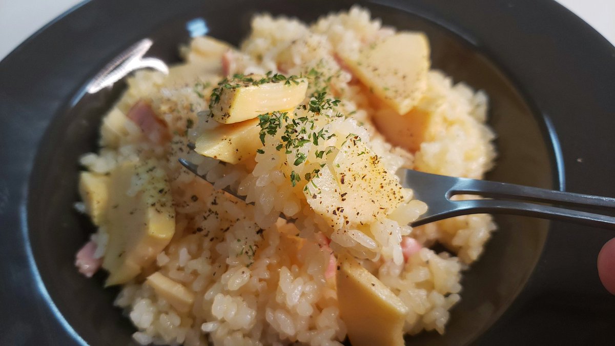 リュウジ 料理のおにいさんバズレシピ 旬のタケノコは炊き込みご飯だけじゃない 炊飯器でピラフにすると釜ごと抱えて食えるほど旨いです 筍の炊き込みバター醤油ピラフ 炊飯器に洗った米1合 線まで水いれ 水煮にした筍150g ベーコン50g コンソメ小 リュウジ 料理のおにいさんバズレシピ 旬のタケノコは炊き込みご飯だけじゃない 炊飯器でピラフにすると釜ごと抱えて食えるほど旨いです 筍の炊き込みバター醤油ピラフ 炊飯器に洗った米1合 線まで水いれ 水煮にした筍150g ベーコン50g コンソメ小