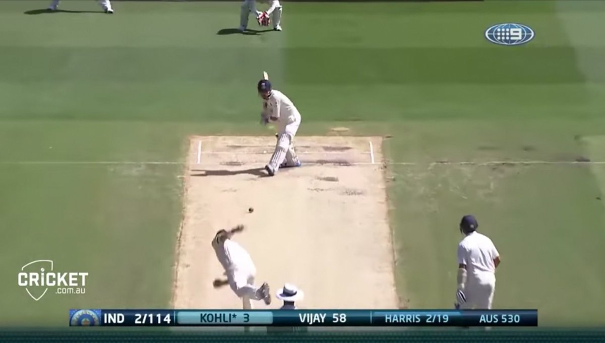 Gio_Colussi's tweet photo. ๐๐ผ๐ต๐น๐ถ (๐ฑ๐ฏ.๐ฒ๐ฏ)โ
โ
Bat points toward 1st slip at PoR, bat goes out toward 2nd & he brings it round into the perfect #unweighted position. Clear out to in arc
There is NO Square to Square, straight-back-straight-through motion
โ
#cricket #kohli #simplebatting #batflow https://t.co/DiN0D9JKEG