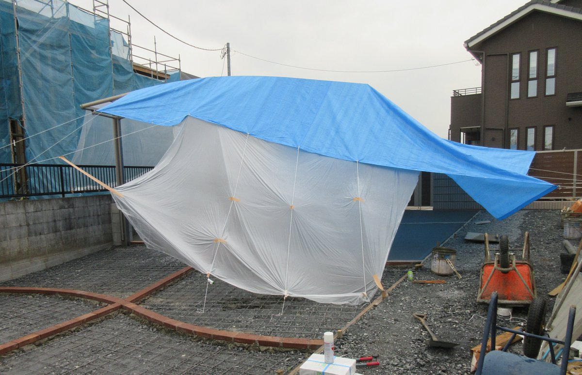 ユーアート 駐車場の土間コンクリート打設しましたが 雨の養生がっちりしています 土間コンクリート 養生 生コン 駐車場 ブルーシート 外構 エクステリア ユーアート 川越 庭 ガーデン 住宅 外構デザイン 川越外構 鶴ヶ島外構 生垣 門