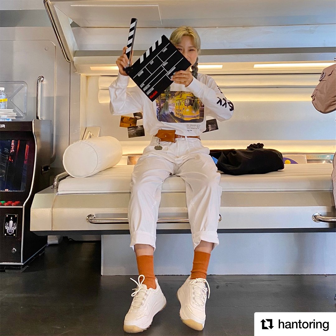 Levis_kor's tweet photo. 다양한 패션 인스타그래머가 연출한
#리바이스 뮤직캠페인 영상 속 아티스트 스타일링!

봄 코디에 날개를 달아줄 리바이스 봄 스타일링은 무엇인가요? https://t.co/91rvMK0eKH

#LEVIS #LiveinLevis #리바이스뮤직캠페인
#맨투맨 #스웻셔츠 #스웨트셔츠 #치노팬츠 #반팔티 #로고티셔츠 #봄데일리룩 https://t.co/wCtjbZFywa