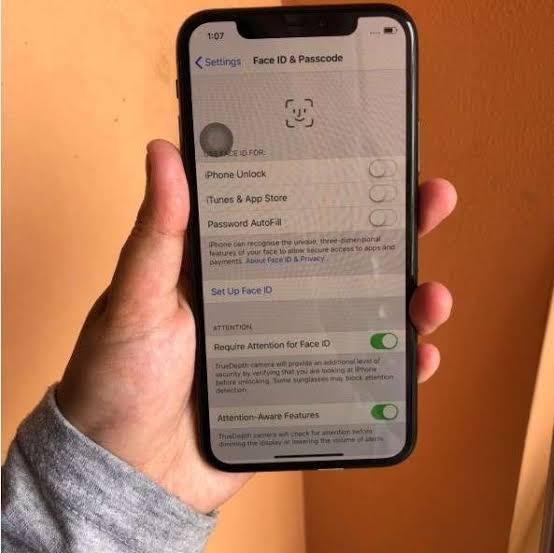 GIVEAWAY ALERT
Kan aku baru beli Samsung Note 10+

Jadi aku mau GA image iPhone X Grey 64 GB

RT, Komen and Like aja 👇