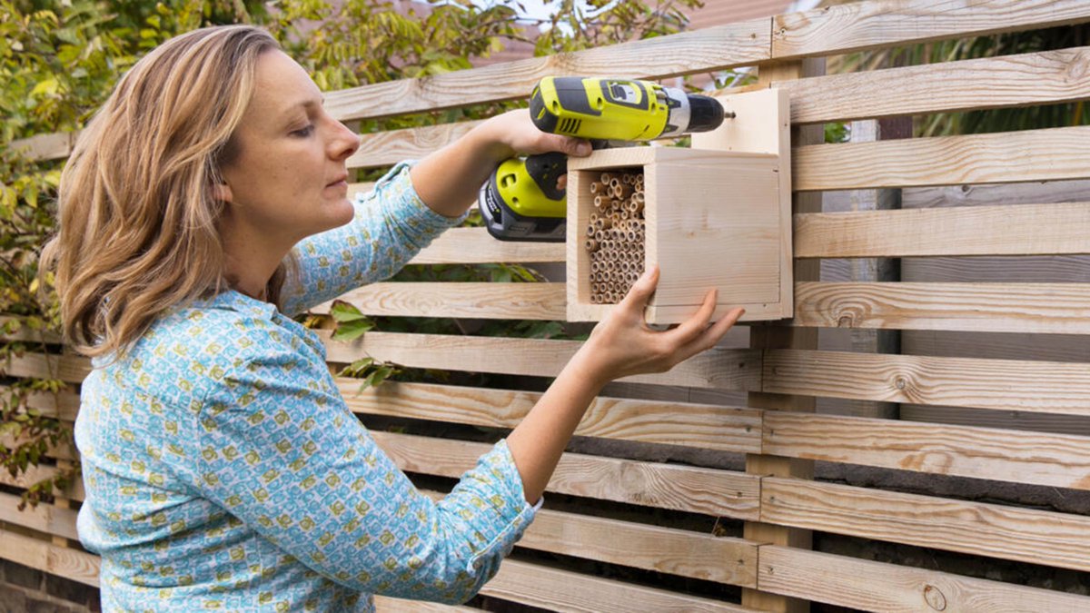 GWmag's tweet photo. Help bees in your garden by making a bee hotel. We show you how in the May issue of @GWMag. Show us how you’re helping wildlife in your garden. 
Out now in shops or buy online: https://t.co/02Jsz2z1kC #wildlifefriendly https://t.co/f4jCAyniyb