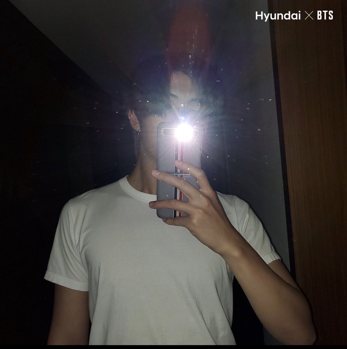 bangtanfresh's tweet photo. I- those long ass fingers 😗 thank u for this photo mr.president https://t.co/sojDbjK5d3