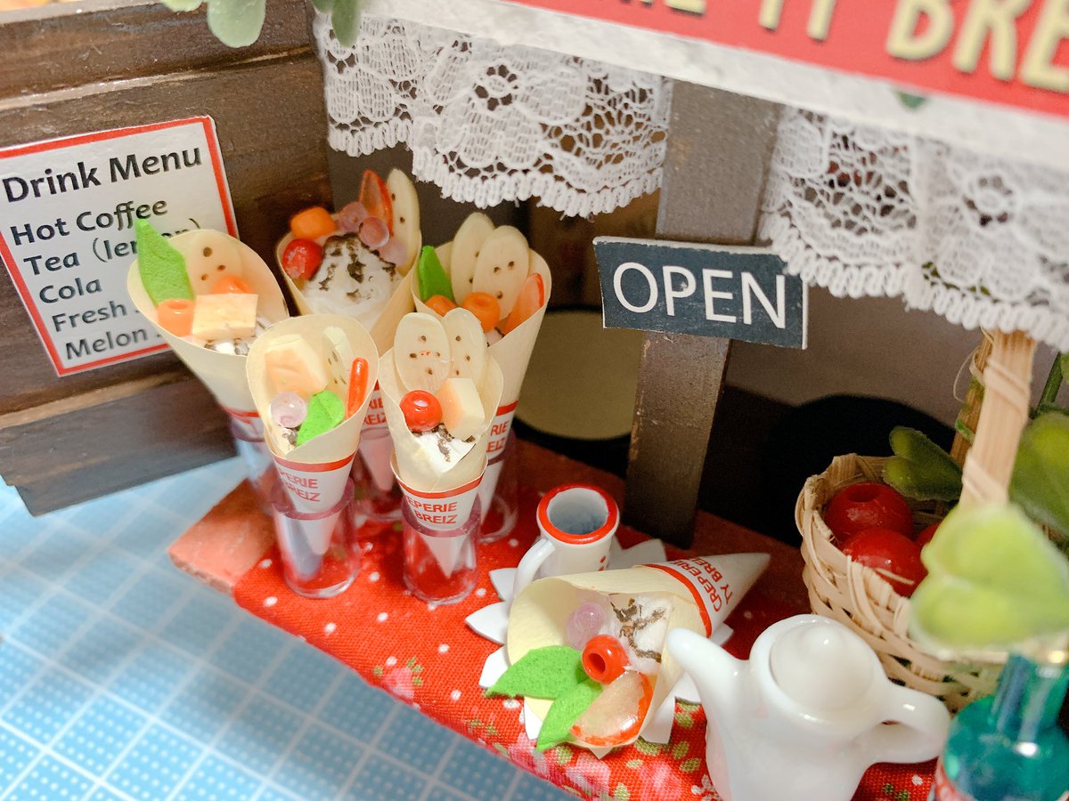 セレ Twitterren クレープを飾り付けて完成 初めてにしてはまあまあよく出来たかな また今度別のも作ったみよう そして秒で息子に荒らされるクレープ屋さん お店屋さんごっこが好きな息子のために パーツは接着剤で固定しないでおいたんだけどな