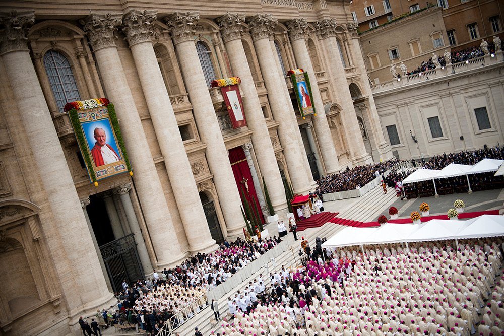 Card_R_Sarah's tweet photo. Nous célébrons aujourd’hui l’anniversaire de la canonisation de Jean XXIII et de Jean-Paul II. Nous demandons à ces deux pontifes saints de prier pour le monde dans la peine. Jamais la parole prophétique de Jean-Paul II n’a eu autant de force : « N’ayez  pas peur ! » +RS https://t.co/2Unrminxpa
