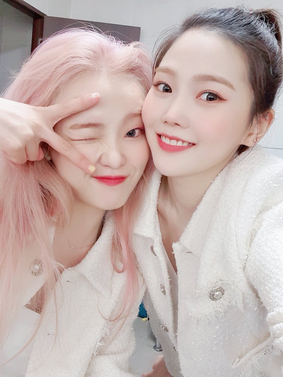 WM_OHMYGIRL's tweet photo. 우리 오마이걸😍😍살짝 설렜어 나왔어효♡♡ 드디어 오늘이 왔군효♡ 
크리들 ㅠㅠ 많이 기다렸죠?? ㅠㅠ
이따만나효😙 https://t.co/bAbvpOTMdc