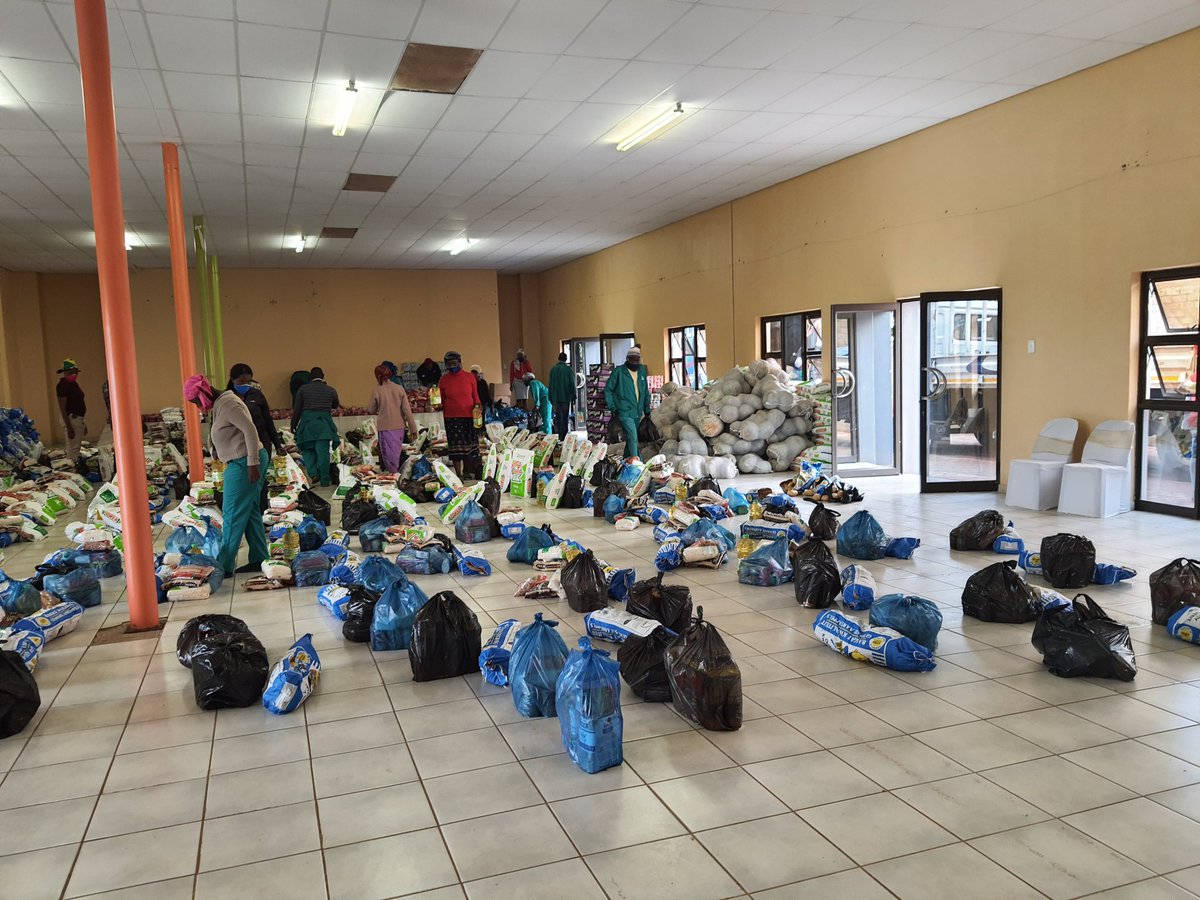 The Nelson Mandela, Siya Kolisi and Imbumba Foundations are distributing food parcels to needy families in the Elim area in #Limpopo. This is part of the #Eachonefeedone campaign amid #Covid_19 pandemic. 500 families in ten villages around Elim, will benefit #sabcnews