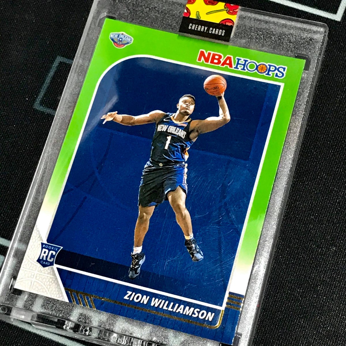 cherrycollect's tweet photo. Green Zion rookie base from Hoops π#sportscards #whodoyoucollect #thehobby #rookiecards #lebronjames #groupbreaks #sportsmemorabilia #autograph #casebreaks
#showyourhits #cherrycards #netflixthelastdance #nbamemes #pelicansnation #thelastdance #lebron #zionwilliamson #lonzoball https://t.co/zxMJS6OEDk