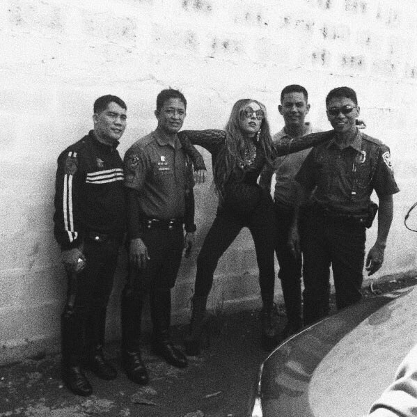gaga posing with the police that guarded her during the visit in the philippines.