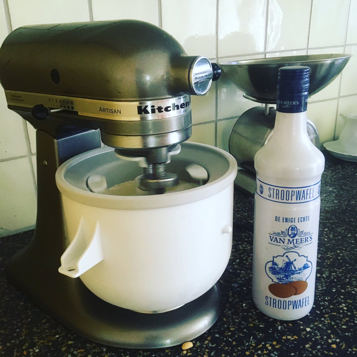 Quarantaine-vakantiedag 1: ijsmachine staren. Stroopwafelijs in de maak #StayAtHome