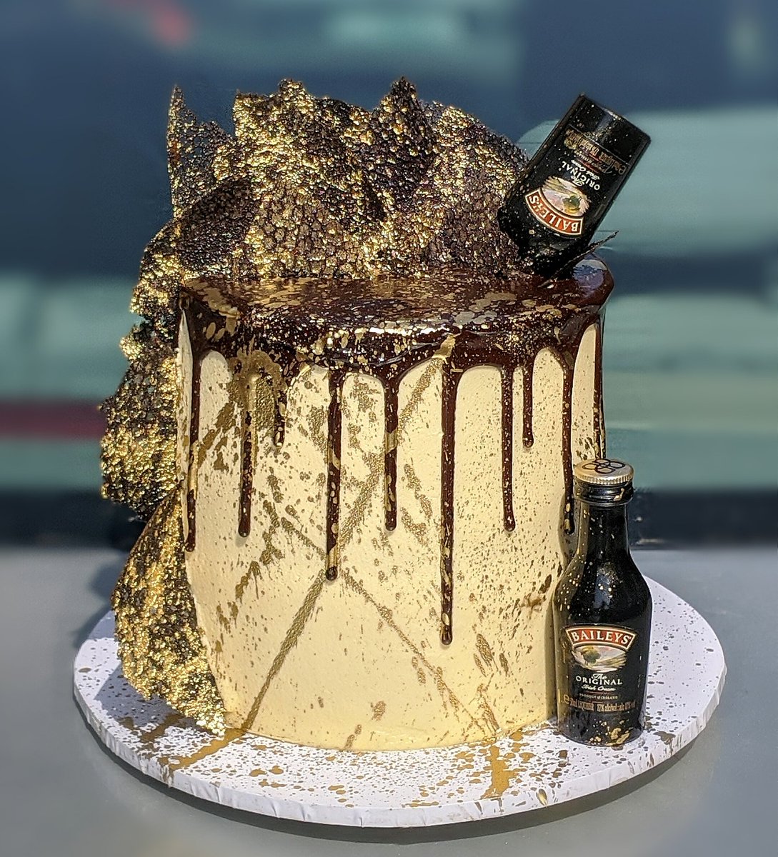 LummiCaters's tweet photo. Edible Gold Splash #Baileys Cake!
#mondaythoughts #MondayMotivation #cake #Lagos #business #cakestore https://t.co/6l1JiWkswF