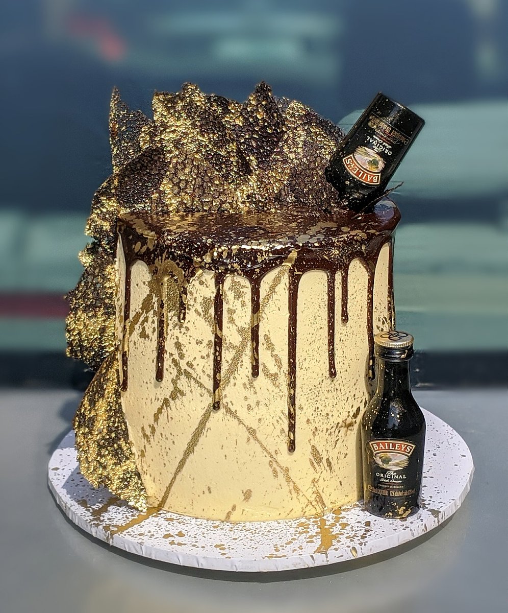 LummiCaters's tweet photo. Edible Gold Splash #Baileys Cake!
#mondaythoughts #MondayMotivation #cake #Lagos #business #cakestore https://t.co/6l1JiWkswF