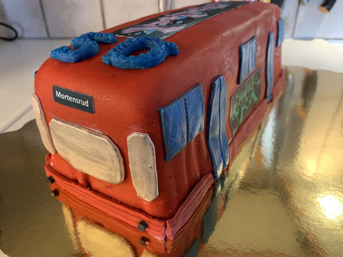 the_bigben_'s tweet photo. Beste bursdagskaka!!

Kona overraska meg med tidenes kake på 50-årsdagen. Klassisk Oslo t-banevogn fra T1000-serien, komplett med ekte graffiti fra jubilanten!
Linje 3 Mortensrud, of course 💜
#oslograff #tbanen #linje3 #t1000 https://t.co/0feyH2Hr0r