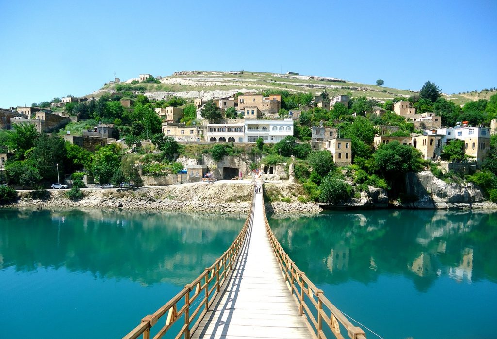 Cittaslow Uluslararası Koordinasyon Komitesinin 2013 yılında "Sakin şehir" ağına dahil ettiği Halfeti ilçesi, tarihi taş evleri ve doğal güzellikleriyle Güneydoğu'nun saklı cenneti olarak da adlandırılıyor.#AliErbasyanlızdeğildir #deprem  #ankarabarosu