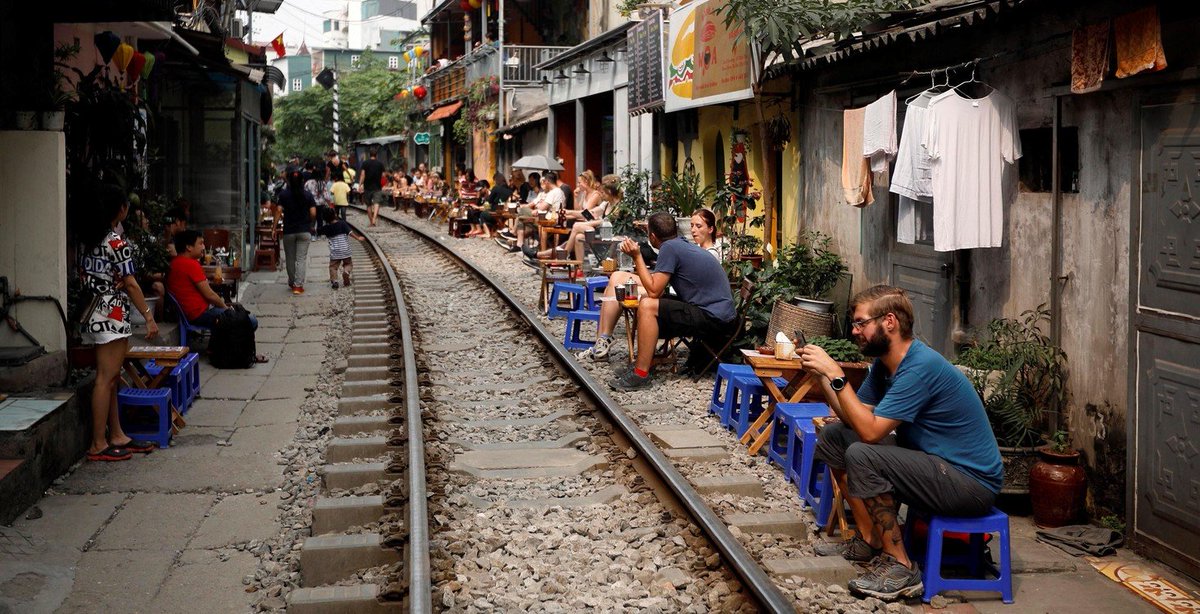 ClaracanadaG's tweet photo. La famosa calle del tren la podemos encontrar en Hanoi, #Vietnam.
Diria que la calle menos segura del mundo, sino comprobarlo en las siguientes imágenes.
¿Te arriesgarías a quedarte en esta calle mientras pasa el tren?
#1GIATporelmundo https://t.co/KbxTJ9s02h