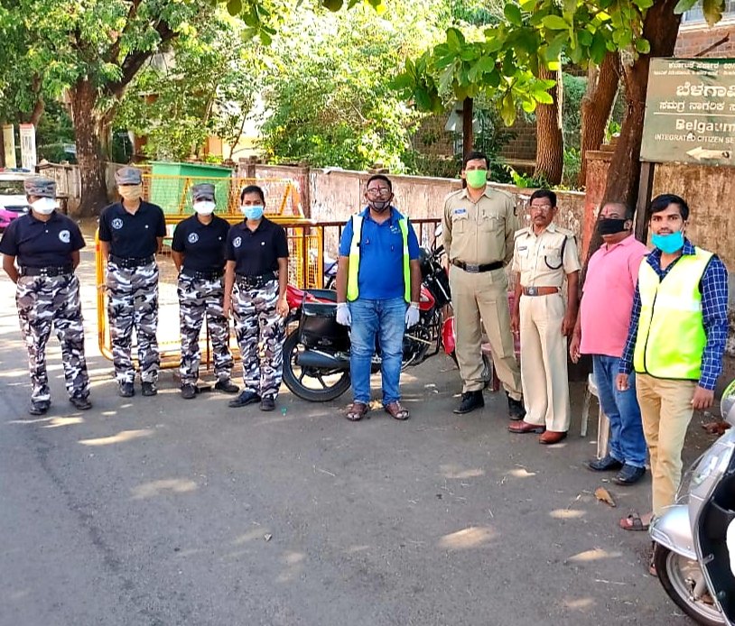 Manjunath1000's tweet photo. On the Occasion of #ShivaBasava_Jayanti👏 Myself  #Manjunath_Pujari Social Workers #Raju_Rajput, #Mahesh_Angadi and #Vinod_Ghali Distributed  #Grapes to On Duty Police Officials and #Feeded #Stary #Animals around the #Belagavi City.
#Happy_to_Serve_For_The_Society.
Jai🇮🇳Hind https://t.co/wZlPLHir0z