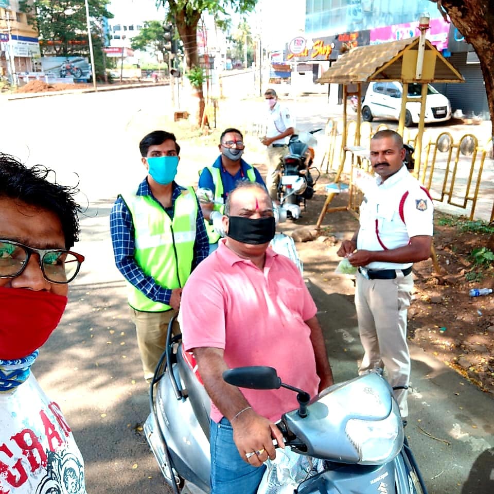 Manjunath1000's tweet photo. On the Occasion of #ShivaBasava_Jayanti👏 Myself  #Manjunath_Pujari Social Workers #Raju_Rajput, #Mahesh_Angadi and #Vinod_Ghali Distributed  #Grapes to On Duty Police Officials and #Feeded #Stary #Animals around the #Belagavi City.
#Happy_to_Serve_For_The_Society.
Jai🇮🇳Hind https://t.co/wZlPLHir0z