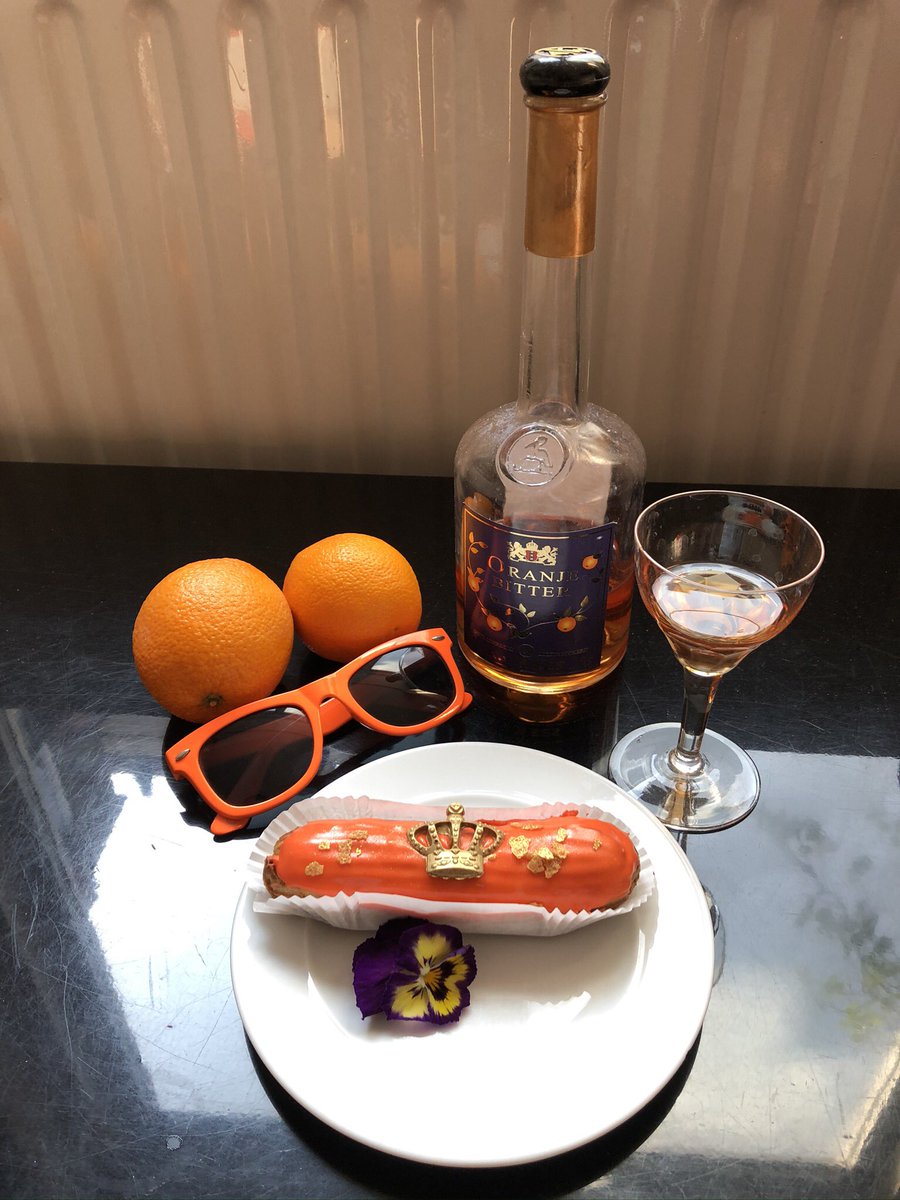MonicaKeyzer's tweet photo. 🍊Oranjebitter van A. Van Wees distilleerderij De Ooievaar @deooievaar
🥧Eclair gehaald bij Le Petit Deli.
#oranjebitter #VanWees #DeOoievaar #likeurstokerij #FennyvanWees #traditie https://t.co/OtIHKxL7wF