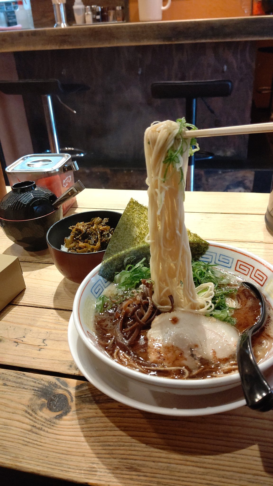 想太なんだが Twitterren 髪の毛がもう鬱陶しかったので ネットで調べたら近くのカットのお店が時短でやってると分かった さっと行ってカットしてもらってきました 雨降る前に用賀の 節 さんで黒豚骨ラーメンを頂いてきました 香ばしいねぇ 今月一杯は