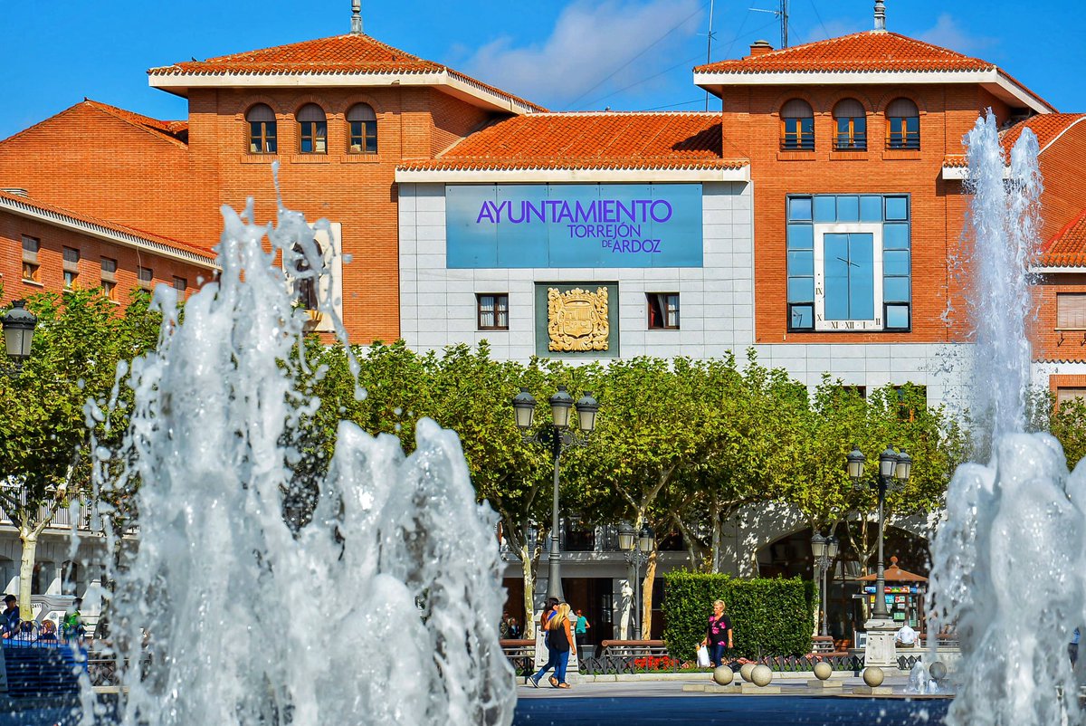 Suspendemos las Fiestas Populares de #Torrejón previstas del 19 al 24 de junio debido a las indicaciones sanitarias que impiden concentraciones multitudinarias. El presupuesto se destinará a ayudar a personas vulnerables de la ciudad, entre otros fines. bit.ly/3bHzLrD