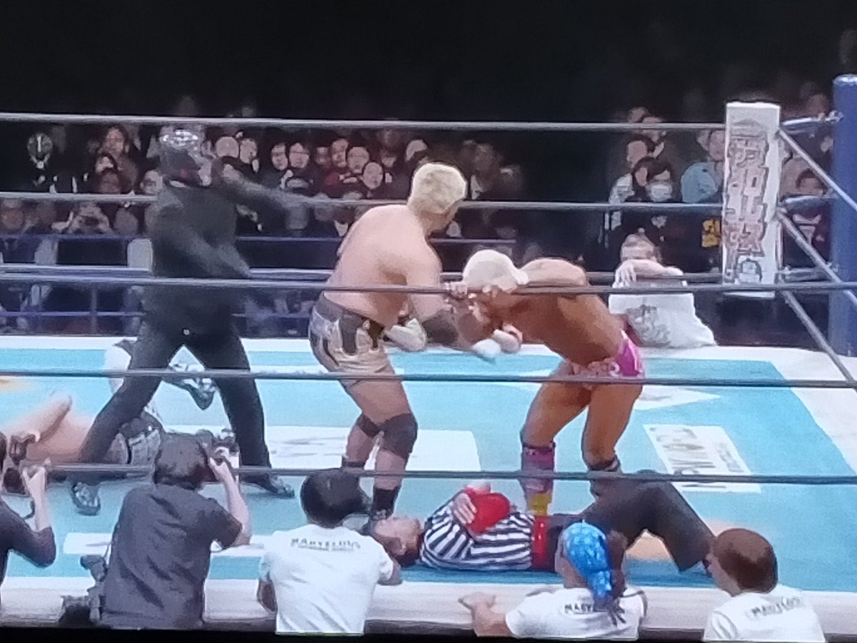 りょん 毒霧を自由に吹ける平和な時代が懐かしいです あとランスアーチャーも矢野通も口から液体吹きますね 因みに私が最初に見た 毒霧はグレートカブキの緑の霧ですꉂꉂ