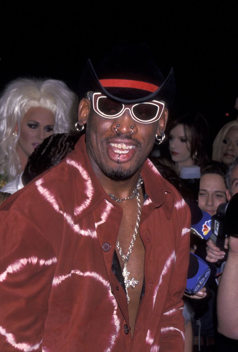 StreetFashion01's tweet photo. Dennis Rodman was really a Pioneer in style!!🖤 https://t.co/Psle07Tcvu