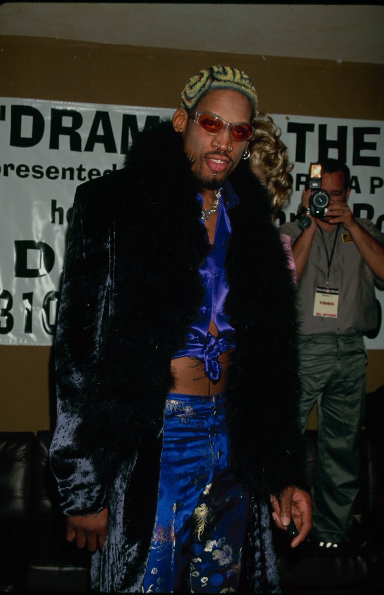 StreetFashion01's tweet photo. Dennis Rodman was really a Pioneer in style!!🖤 https://t.co/Psle07Tcvu