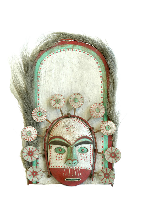 Masque-planchette de l'archipel Kodiak (Alaska), fin XIXe s.Ce masque, rapporté par l'explorateur Alphonse Pinart, m'a jamais servi (les yeux n'étant pas percés). Il illustre cependant très bien les masques qui étaient utilisés dans les îles Kodiak lors de rituels. (1/2)