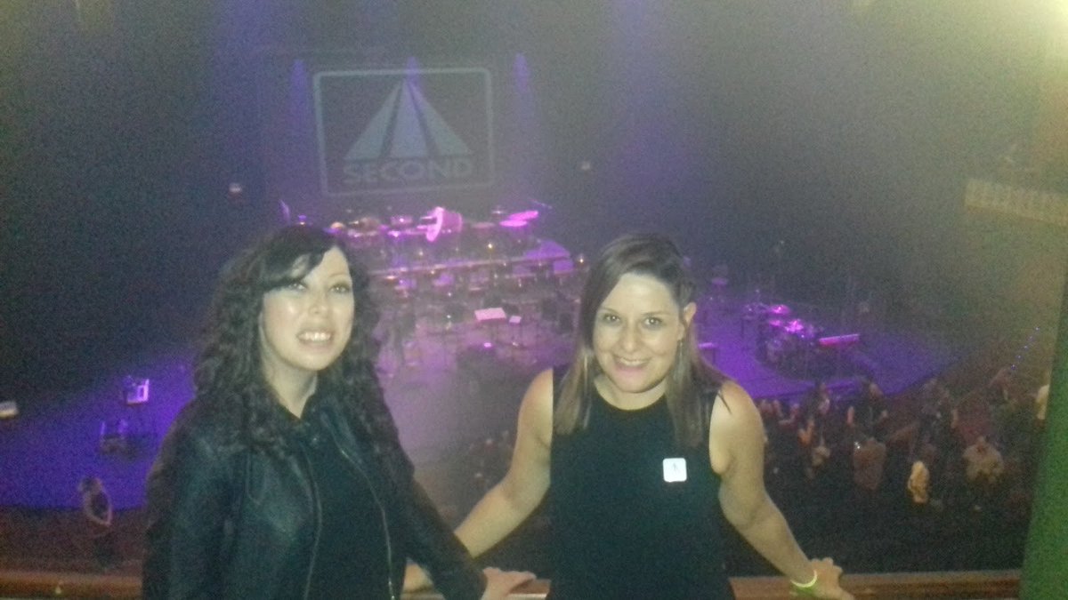 Hoy nuestra compi bloguera <a href="/Ele_kanalleja/">📷 Belice ©</a> de <a href="/CocktailMusical/">Cocktail Musical</a> cumple años, así que le hemos preparado un vídeo-resumen de nuestras andanzas. ¡Lo que la música unió (el <a href="/FestivalGigante/">Festival Gigante</a> concretamente) que no lo separe nadie! 🙌🏻🎶💘 #musincocktelizadas4ever 
youtu.be/8D-t706Yq4s