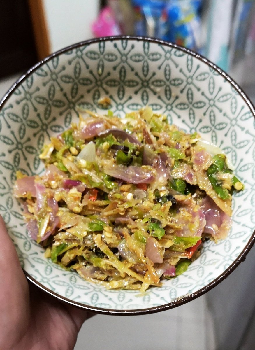 4dindaaa's tweet image. My fav sambal gesek for iftar. Makan dgn ikan goreng and telur bistik 🤤😋