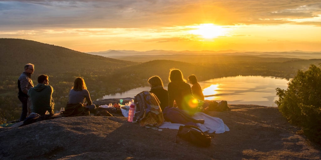 WTTC's tweet image. 🙌 #MondayMotivation: Travel &amp;amp; Tourism has the power to bring us all together, without discrimination, regardless of race, colour, sex or age. 

It allows us to explore it in compelling ways so that we can better understand each other, destinations, its history &amp;amp; culture. 🗺️👫