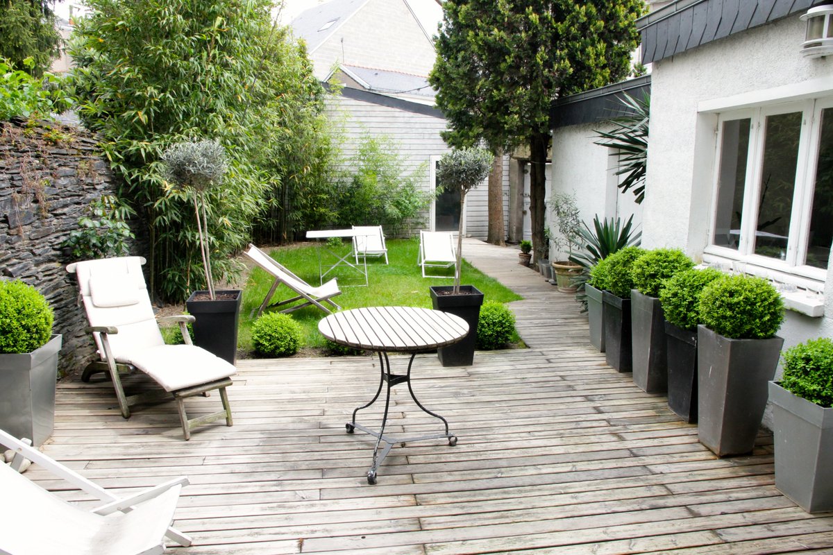 Avec le confinement, on a assez vu notre cuisine, notre chambre, notre salon, notre salle de bains. 
On a envie d'EXOTISME ! 
Et si vous nous montriez vos greniers, vos terrasses, vos jardins, qu'on puisse rêver un peu ?