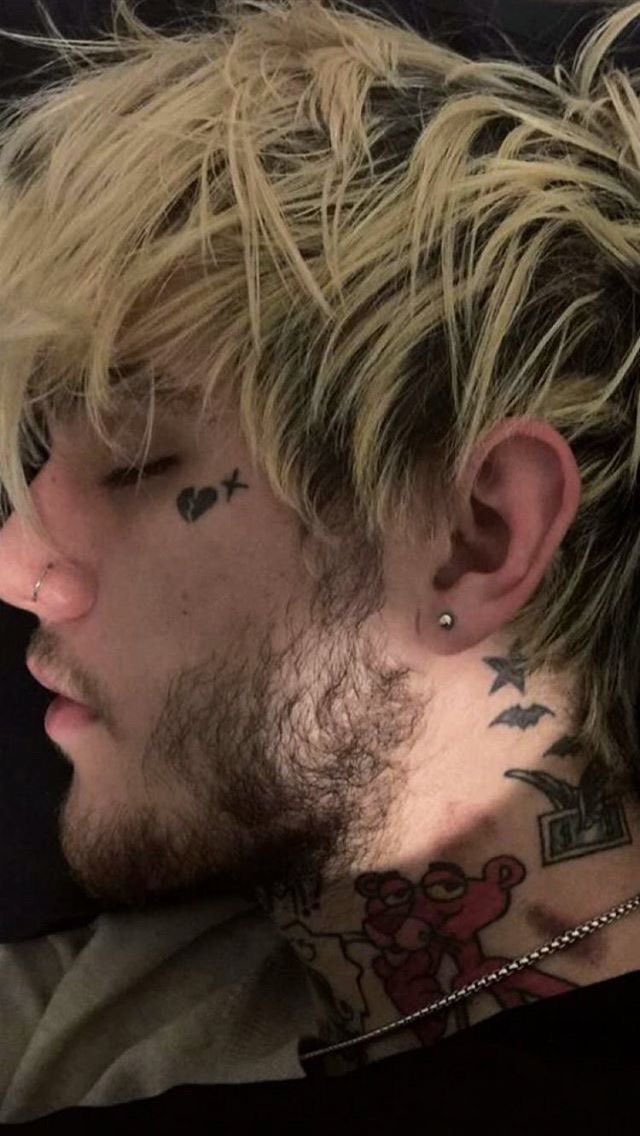 eijah__'s tweet photo. lisa took a pic of me drunk last night, she set it as her phone lockscreen and i was like “hey i kinda looks cute, send me that” , love my momma so much❤️ https://t.co/E9cK9fEuUD