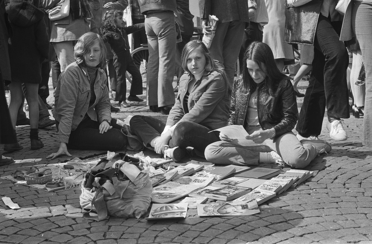 Back to this story of the 1988 free market in the Jordaan. In the early seventies the city of Amsterdam had picked up on a trend happening elsewhere in the city: children in the suburbs selling old toys on the streets.