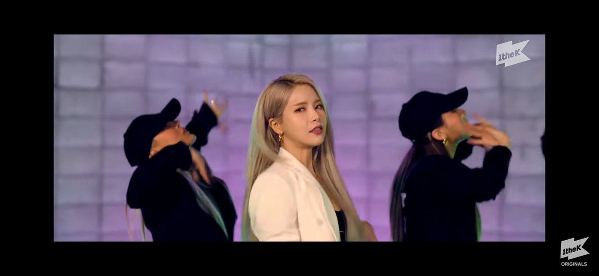 MooMooCatcher's tweet photo. 🚨🚨Kim Yongsun in a suit🚨🚨
I repeat KIM YONGSUN in a freaking Suit!
She said 'this one's for the thirsty gays and thirsty gays only'
Go watch it now!!!
#SOLAR
#solar_spit_it_out
#SOLAR_SPITITOUT
https://t.co/N7HiRl14a0 https://t.co/7SadWrqawW