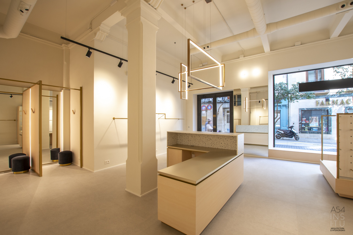 NaturalWoodSL's tweet photo. Compartimos con vosotros el trabajo realizado para el nuevo espacio de @sommesdemode. Natural Wood ha participado en este proyecto combinando tableros de barnizado en madera y metal.
Dirección del proyecto /obra  @a54insitu 
Fotografías de Estefanía Abad https://t.co/TUYzm82qnV https://t.co/XRcDQAct49