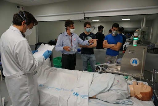 👏👏BUENAS NOTICIAS: El respirador creado por los amigos de <a href="/ventilator_open/">The Open Ventilator</a> comenzará a producirse masivamente tras superar todas las pruebas. 
✔️Es casi equivalente a los respiradores homologados, no un mero ventilador portátil