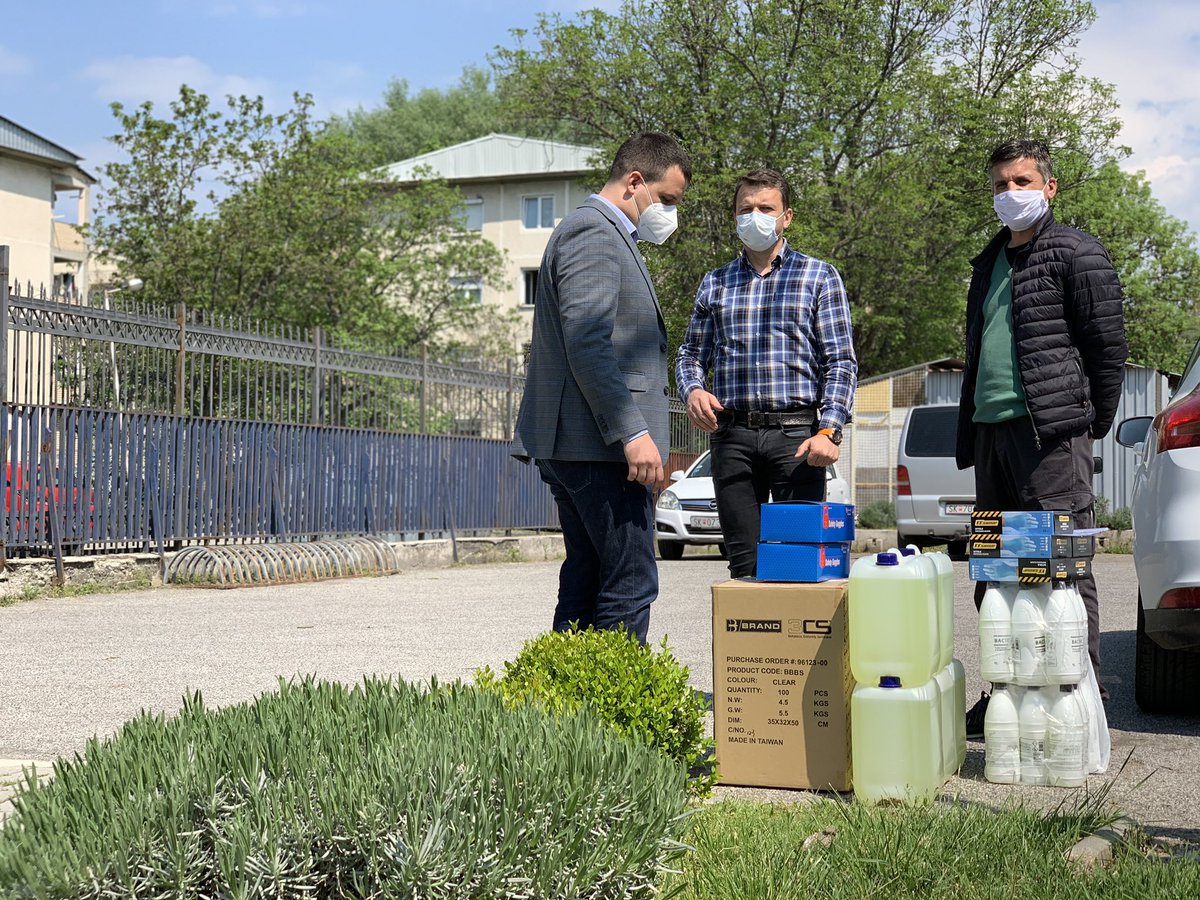 Заштитна опрема за комуналните служби на Карпош, кои секојдневно се грижат за јавната хигиена и намалување на последиците од <a href="/KoronavirusMK/">Коронавирус МК / Koronavirus MK</a>.
👉 Донација од компанијата „Санмарти” ДОО.