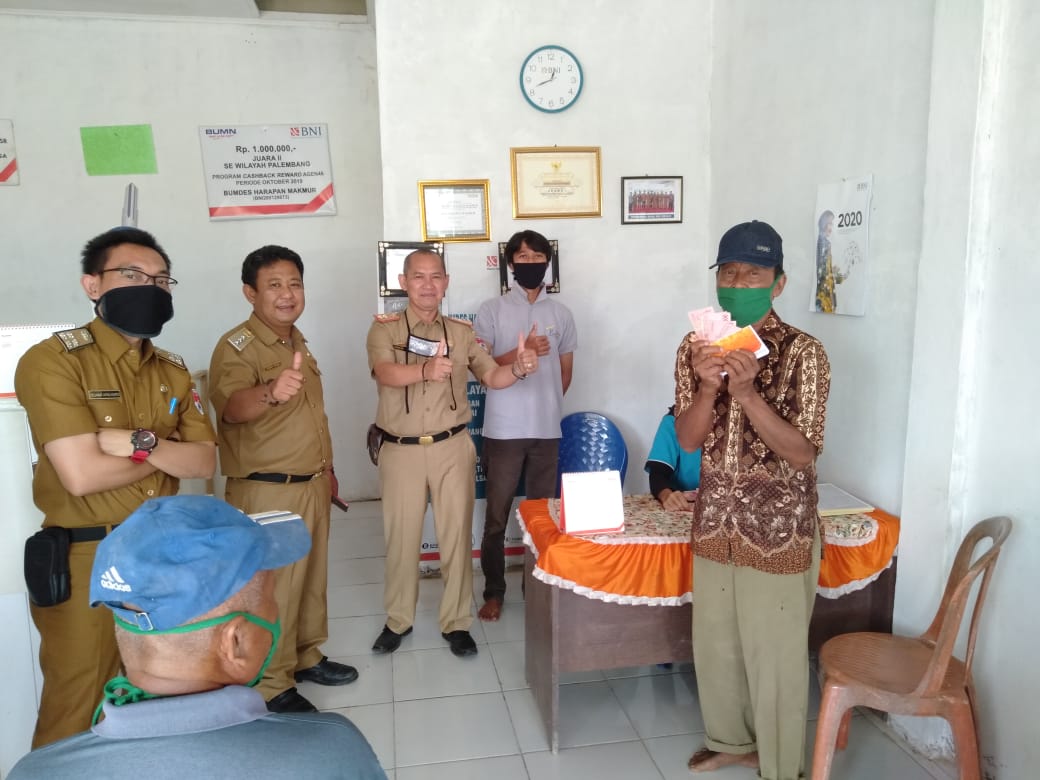 cik_mashuri's tweet photo. Alhamdulillah, BLT #DanaDesa di #Lampung sudah ada yg cair. Semoga manfaat sekedar meringankan beban akibat covid-19. Tks #TPPLampung @jokowi @halimiskandarnu @anwsanusi @fachrilabalado @malik_haramain @KemenDesa @PMD_Lampung @pemprov_lampung https://t.co/BWWj0FVgYU