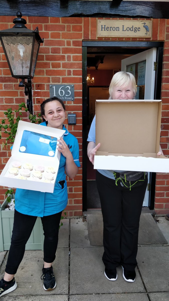 KingsleyHomes's tweet photo. Thanks to all at Perdueβs Tea Room for delivering amazing cupcakes for staff at Heron Lodge Nursing Home. The tea room, in Rollesby, is closed due to the pandemic but staff have been volunteering their time and resources, donating cakes to local key workers.
#Wroxham #Rollesby https://t.co/i65QPa2c20