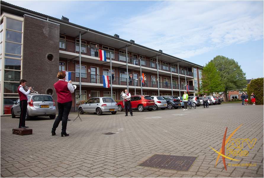 Foto's online, Op diverse plekken in Doornspijk brachten een aantal leden van <a href="/julianadspijk/">Juliana Doornspijk</a> ism <a href="/OranjeverDoorns/">OranjeverDoornspijk</a> een muzikale groet.
<a href="/OldebroekNet/">Oldebroek.net</a> @Bottercourant <a href="/LOE_nieuws/">LOEmedia</a> <a href="/RTVNunspeet/">RTV Nunspeet</a> <a href="/TVElburg/">LOE-TV</a> <a href="/veluwegld/">VeluweGLD</a> <a href="/Doornspijknet/">Doornspijk.net</a> 

atvfoto.nl/portfolio/koni…