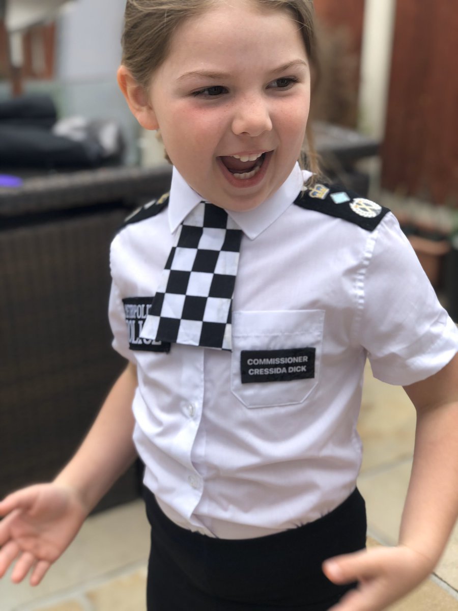 TheaAchillea's tweet photo. #MiniCressidaDick is back for a #SpecialAnnouncement @metpoliceuk @RomfordRecorder @MPSMawneys @RomfordRecorder #StayAtHome #ImOnlyFive @SallyKingAgency #MondayMotivation #lockdown #Quarantine #LondonTogether https://t.co/yyQVHTCWN3